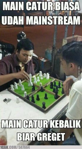 Potret gaya orang main catur yang nyeleneh ini bisa bikin kamu ngakak seharian